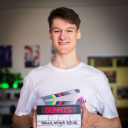 Dennis mit Filmklappe