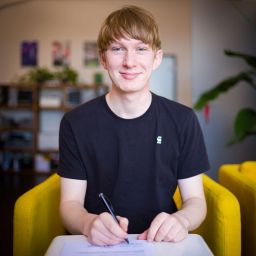 Johannes unterschreibt Vertrag