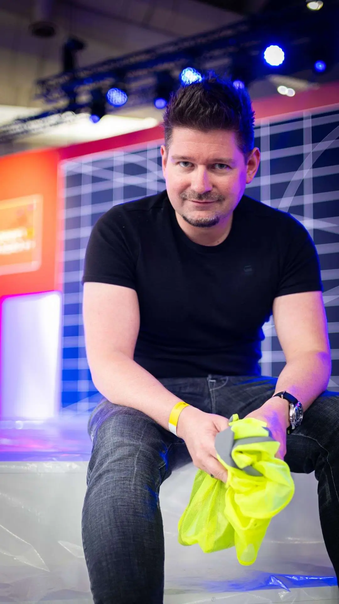 Matthias hält eine Warnweste