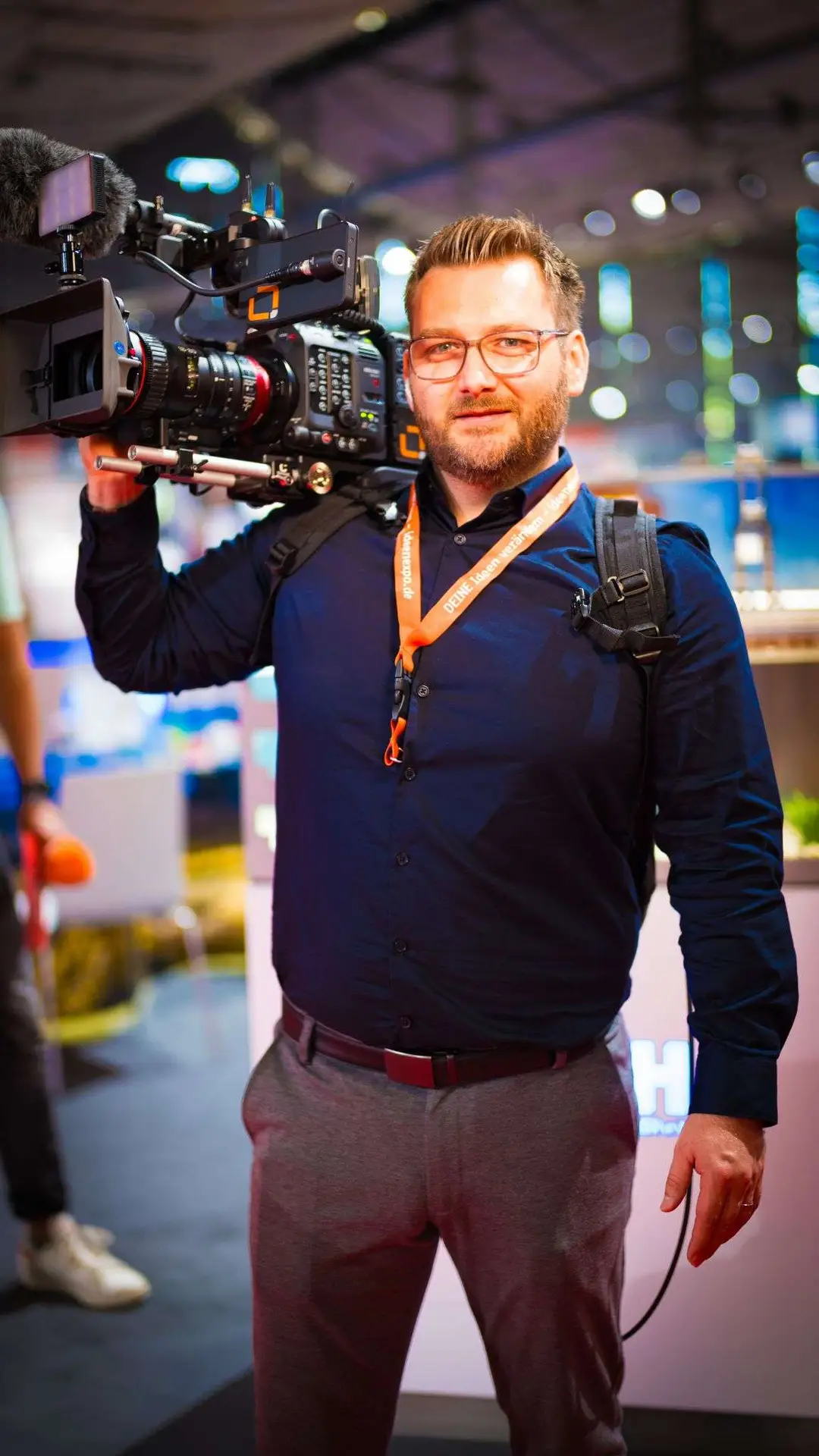 René schultert die C300 Kamera