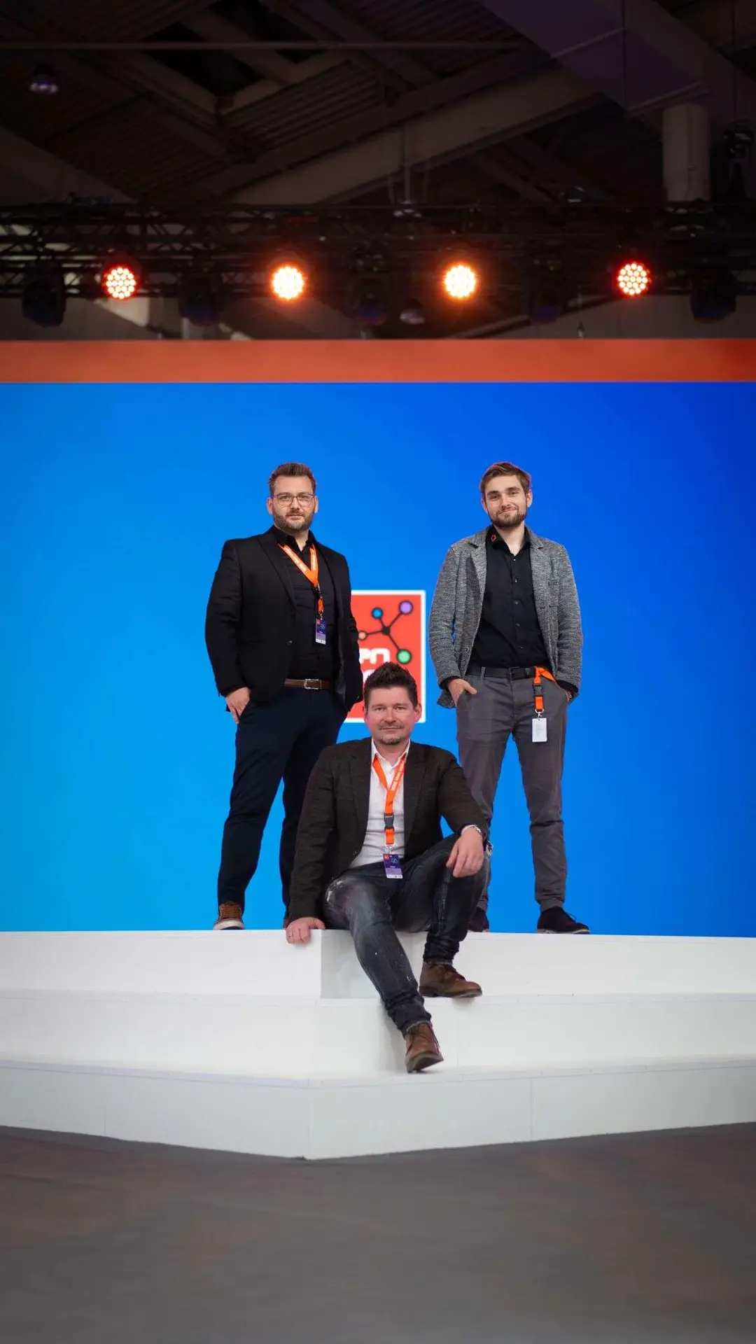 Matthias, René und Luca posieren auf der Buhne der IdeenExpo