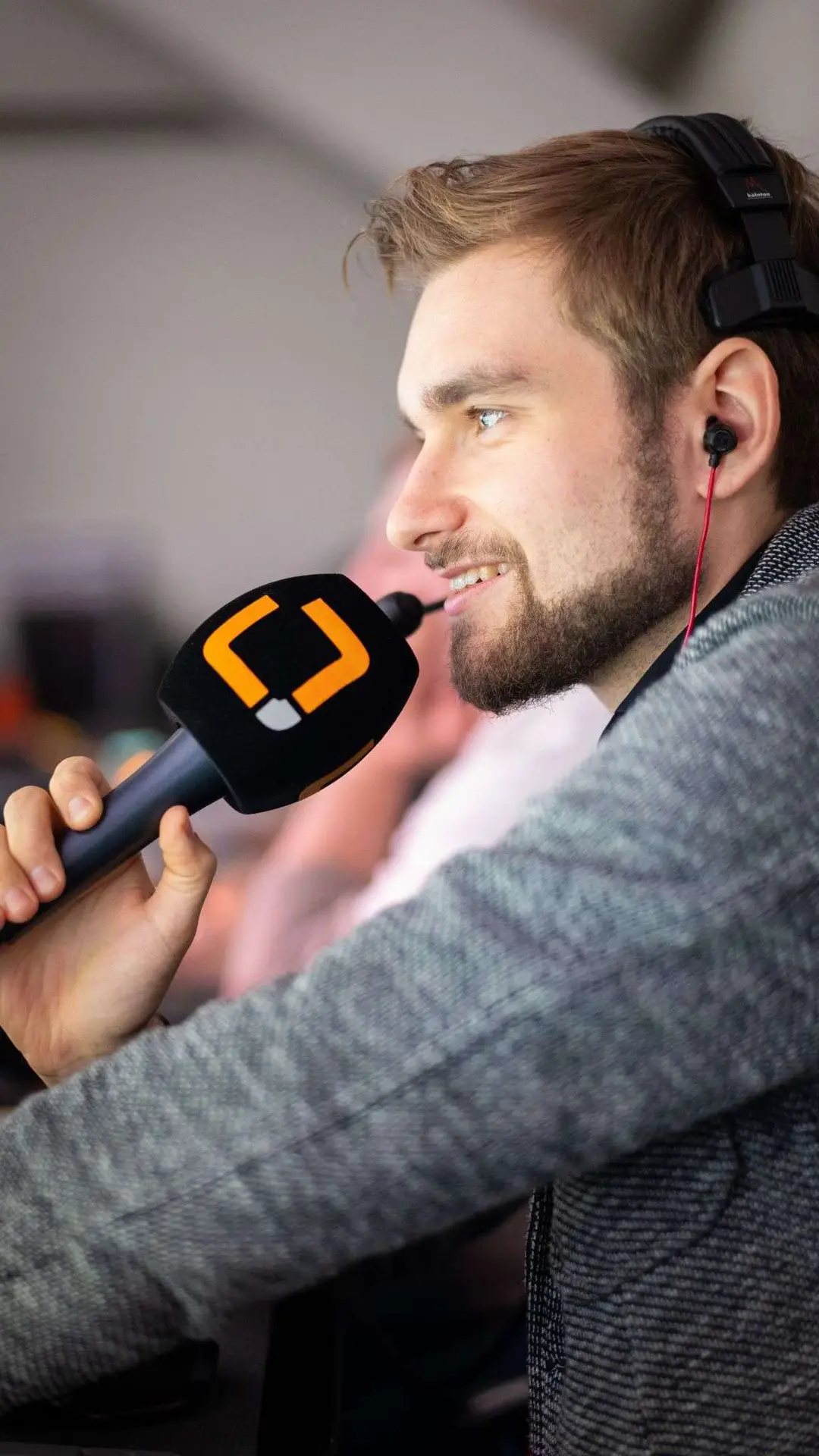 Luca spricht in ein Mikrofon