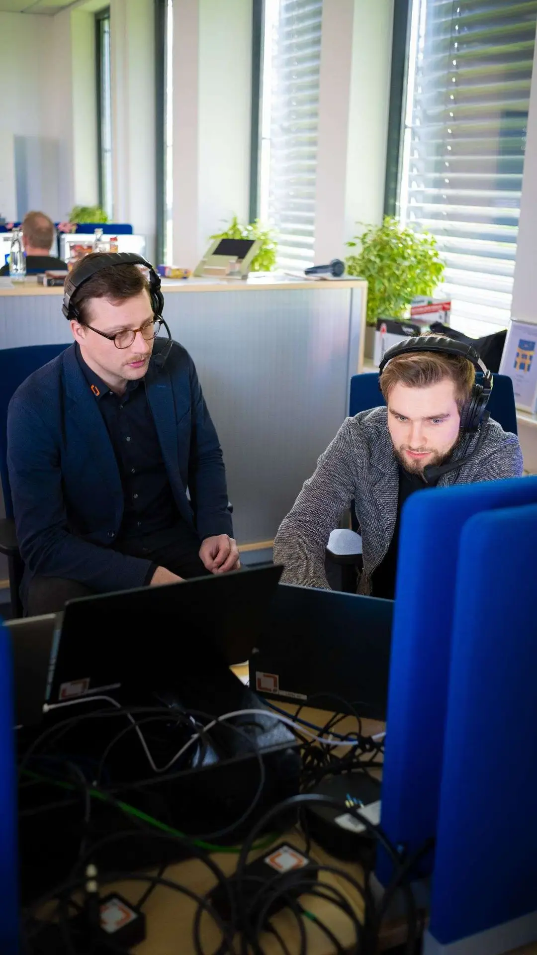 Nikolai und Luca konzentrieren sich auf einen Laptop
