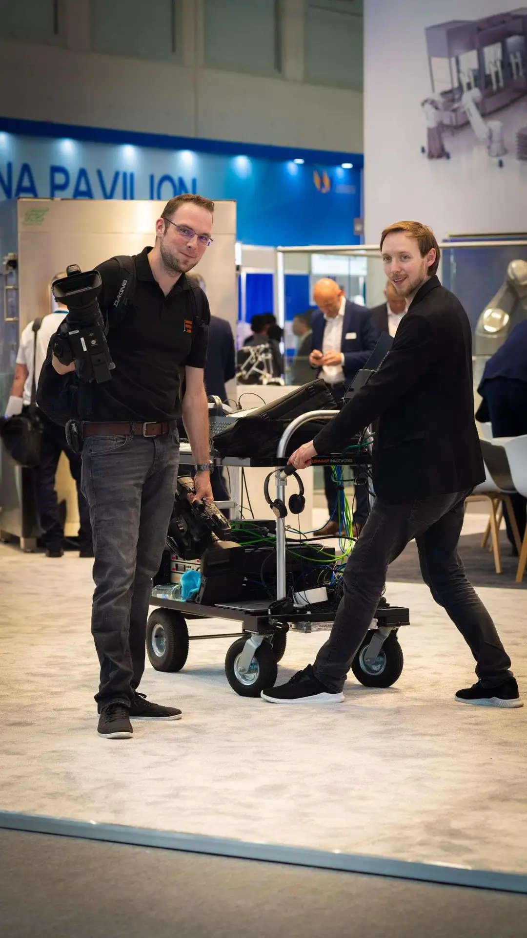 David und Connor am Magliner mit einer Kamera in der Hand