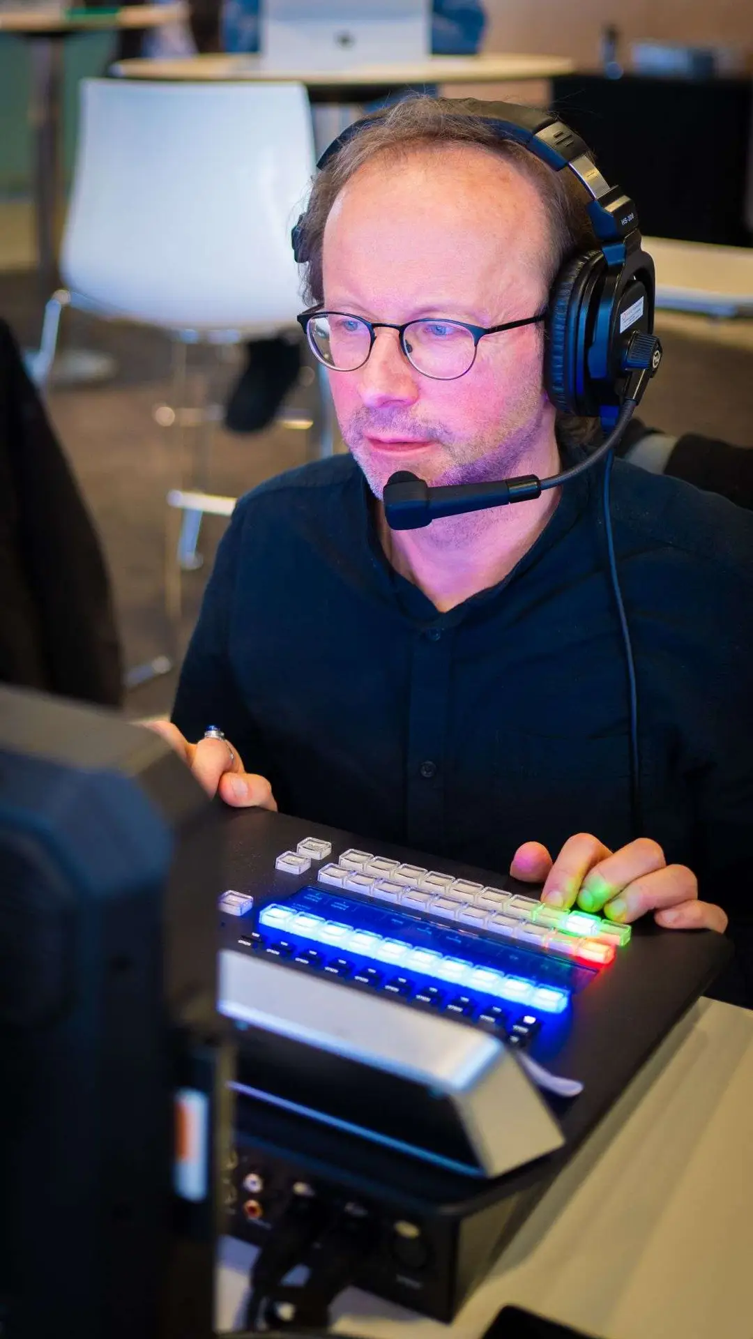 Michael misch eine Produktion an einem Bildmischer