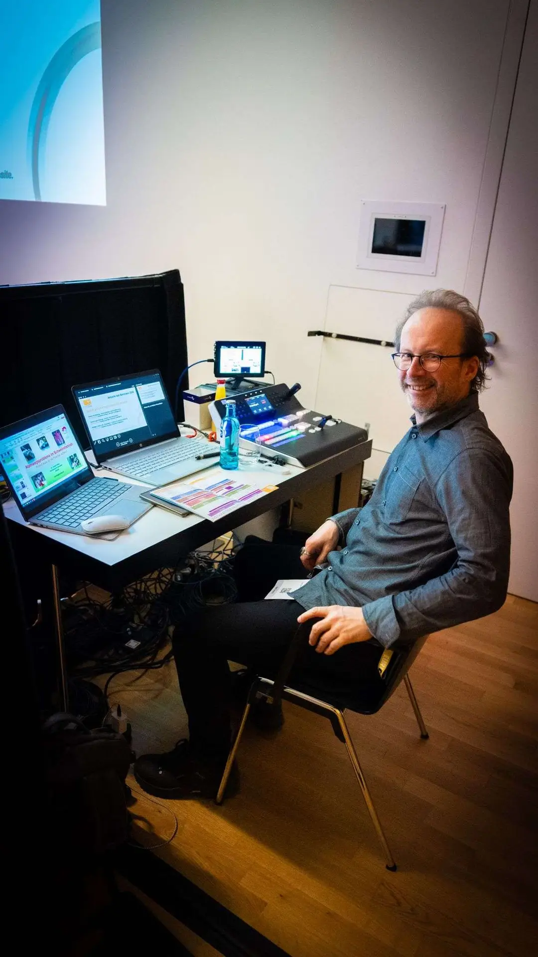 Michael sitzt vor zwei Laptops